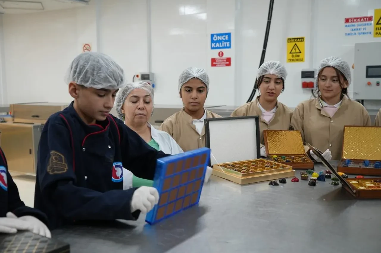 Okul adeta fabrikaya döndü! Her çeşit çikolatayı üretiyorlar: Kazandıkları para dudak uçuklattı