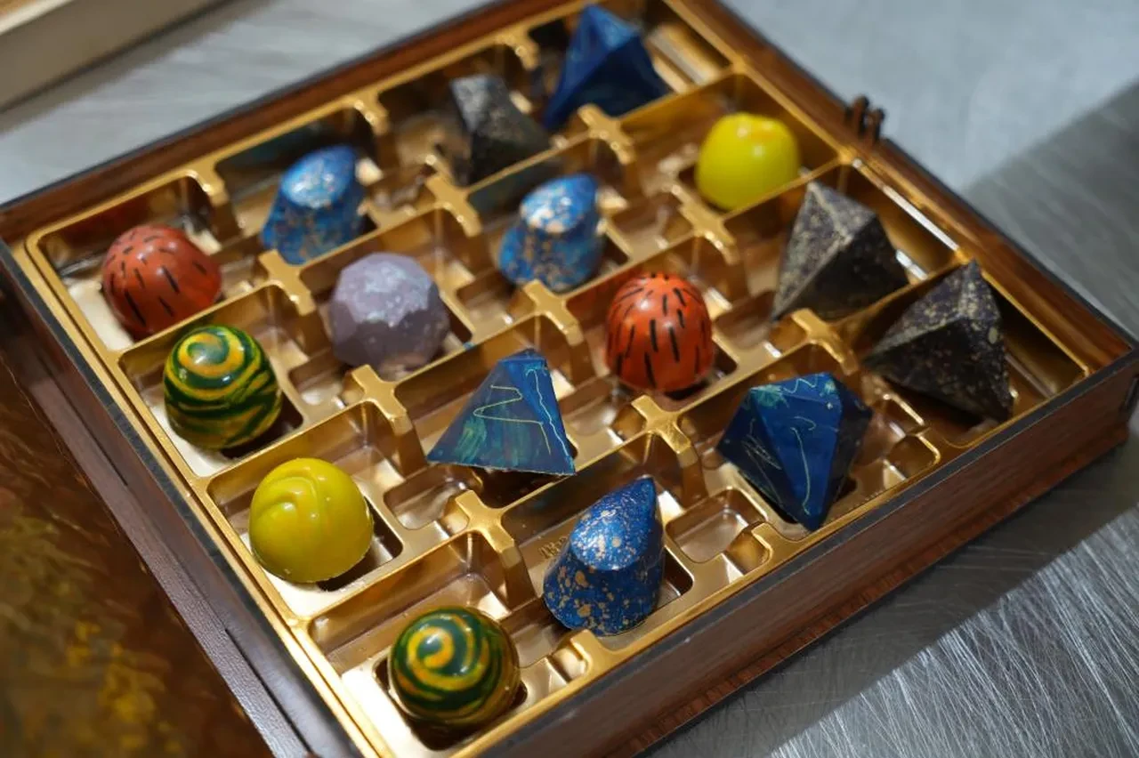 Okul adeta fabrikaya döndü! Her çeşit çikolatayı üretiyorlar: Kazandıkları para dudak uçuklattı