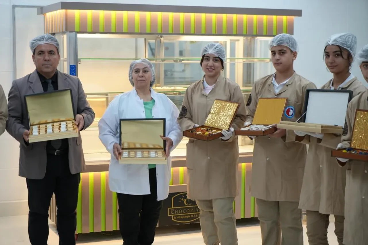 Okul adeta fabrikaya döndü! Her çeşit çikolatayı üretiyorlar: Kazandıkları para dudak uçuklattı