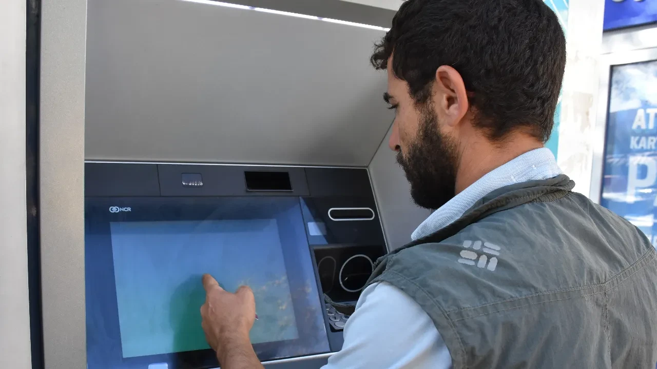 Para çekmek için gittikleri ATM'de hayatlarının şokunu yaşadılar! 'Hemen karakola gittik' 