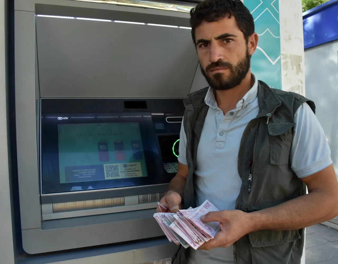 Para çekmek için gittikleri ATM'de hayatlarının şokunu yaşadılar! 'Hemen karakola gittik' 