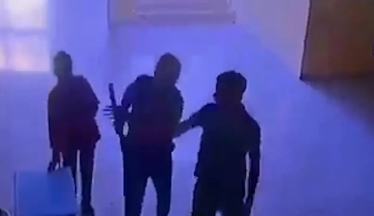  Şanlıurfa'da öğretmene korkunç şiddet! Sınıfa girip sopayla dakikalarca dövdüler 