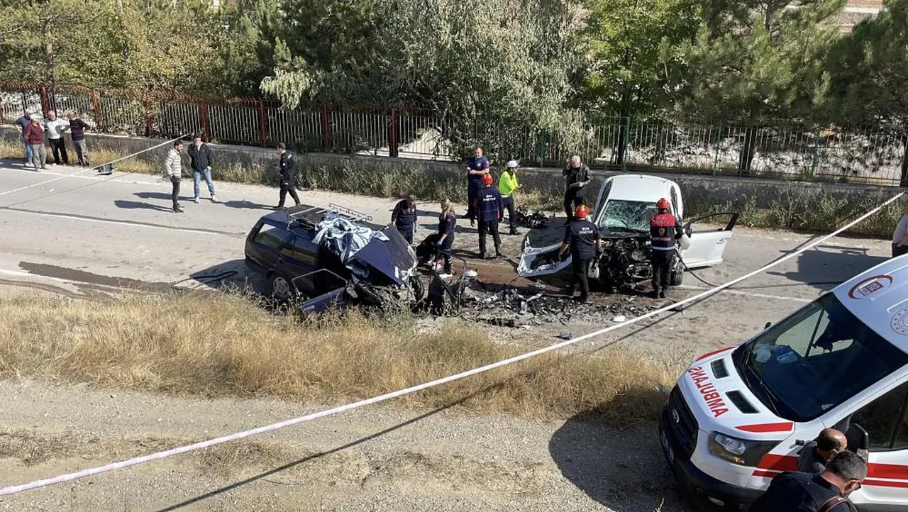Sivas'ta feci kaza! Otomobiller hurdaya döndü: Ölü ve yaralı var