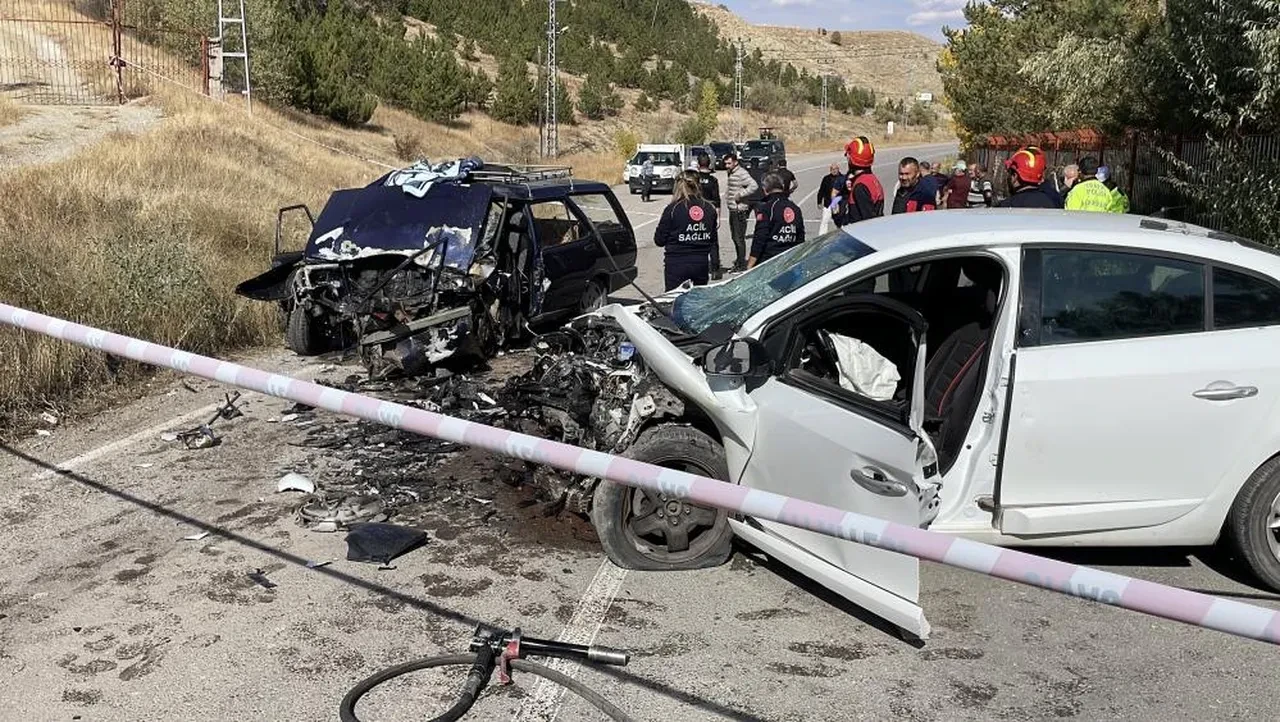 Sivas'ta feci kaza! Otomobiller hurdaya döndü: Ölü ve yaralı var