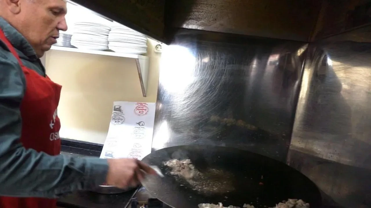 Tadına bakan vazgeçemiyor! Burdur'un yarım asırdır 7 saniyede pişen lezzetine ilgi büyük!