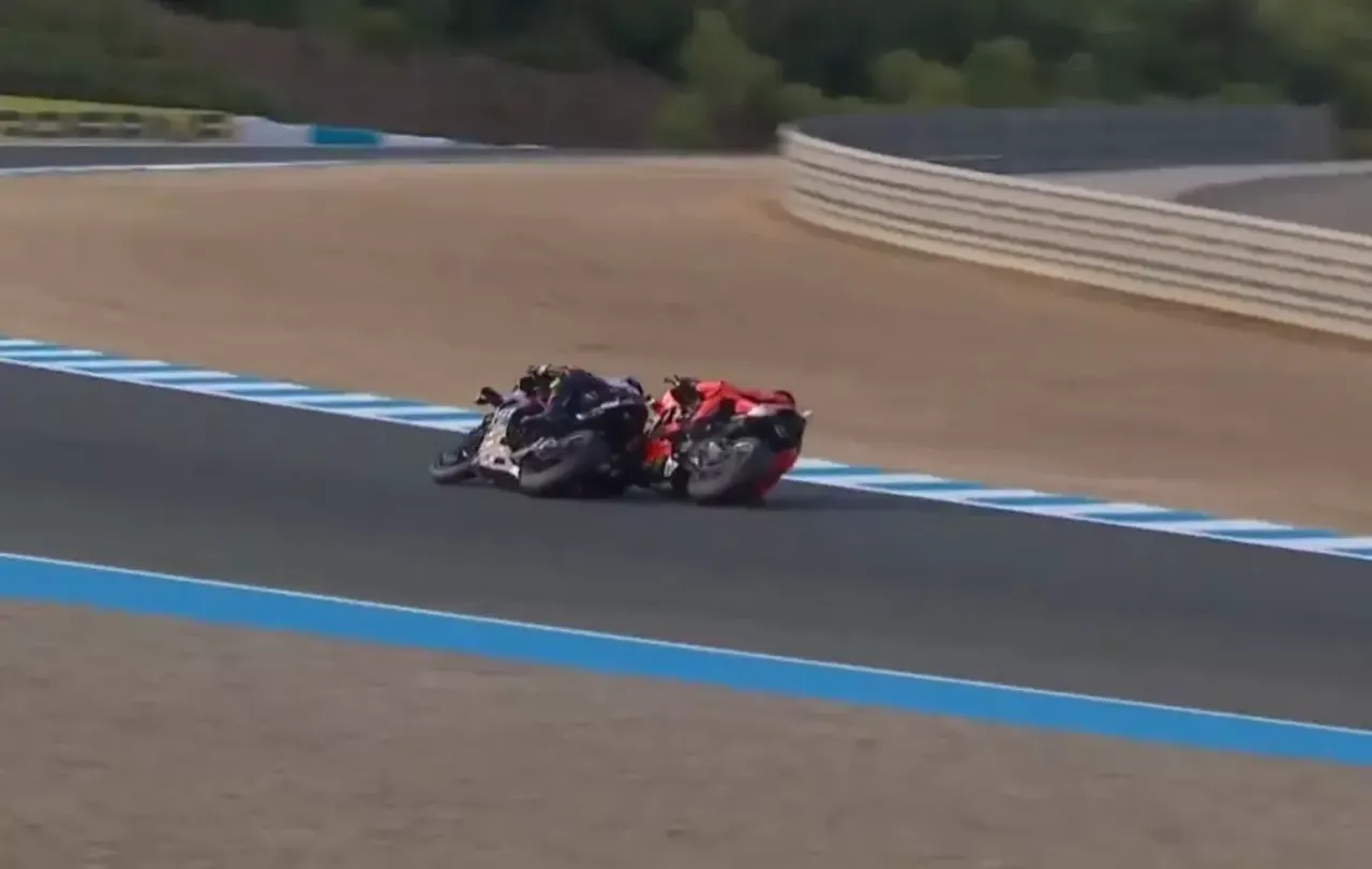 Toprak Razgatlıoğlu'na Bulega'dan skandal hareket! Milli sporcumuz yarış dışı kaldı