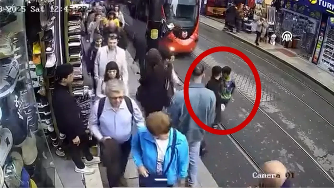 Tramvay yolunda korku dolu anlar! Çocuğu ölümün kıyısından böyle aldı 