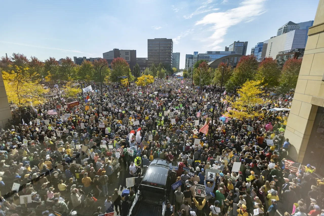 Trump karşıtları 'Krallara Hayır' diyerek bir araya geldi! ABD lideri 'dışkılı video' ile karşılık verdi