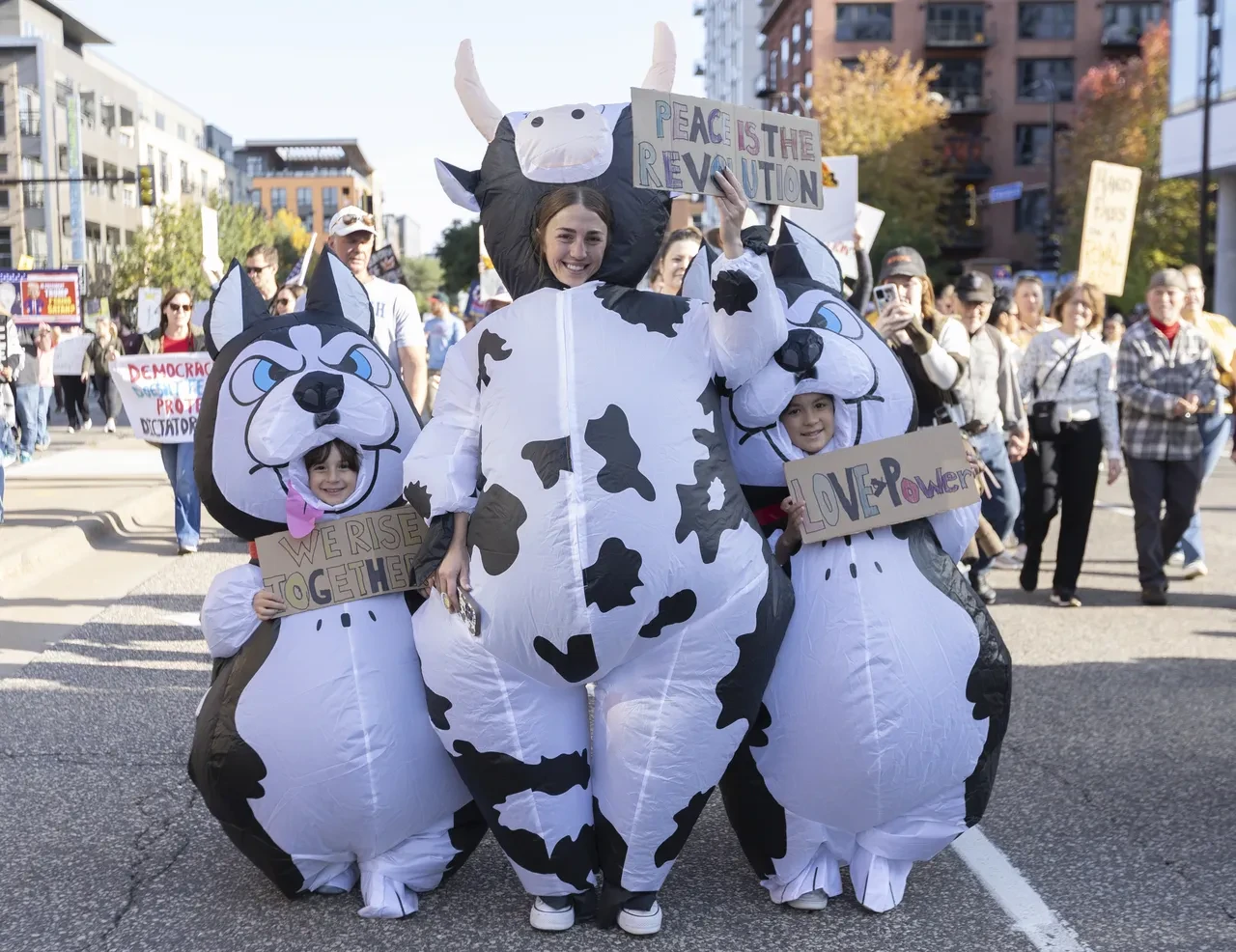 Trump karşıtları 'Krallara Hayır' diyerek bir araya geldi! ABD lideri 'dışkılı video' ile karşılık verdi