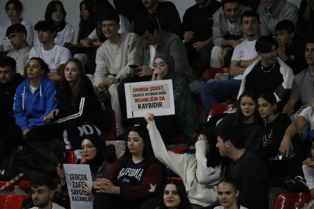 TVF Erkekler 1. Lig'de Düzce Belediyesi Spor Akademisi Fenerbahçe'yi 3-0 mağlup etti!