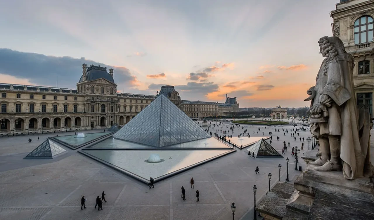 Louvre Müzesi soygununda 5 kişi daha gözaltında 2 kişi suçu kısmen kabul etti