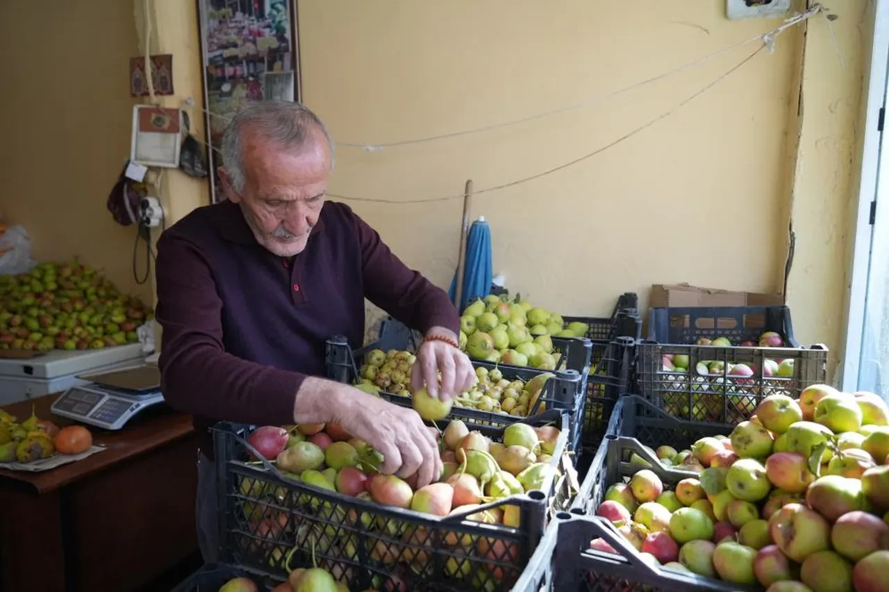 40 yıldır ipe güz armudu diziyor! 3 ay tazeliğini koruyor: Fiyatlar belli oldu!