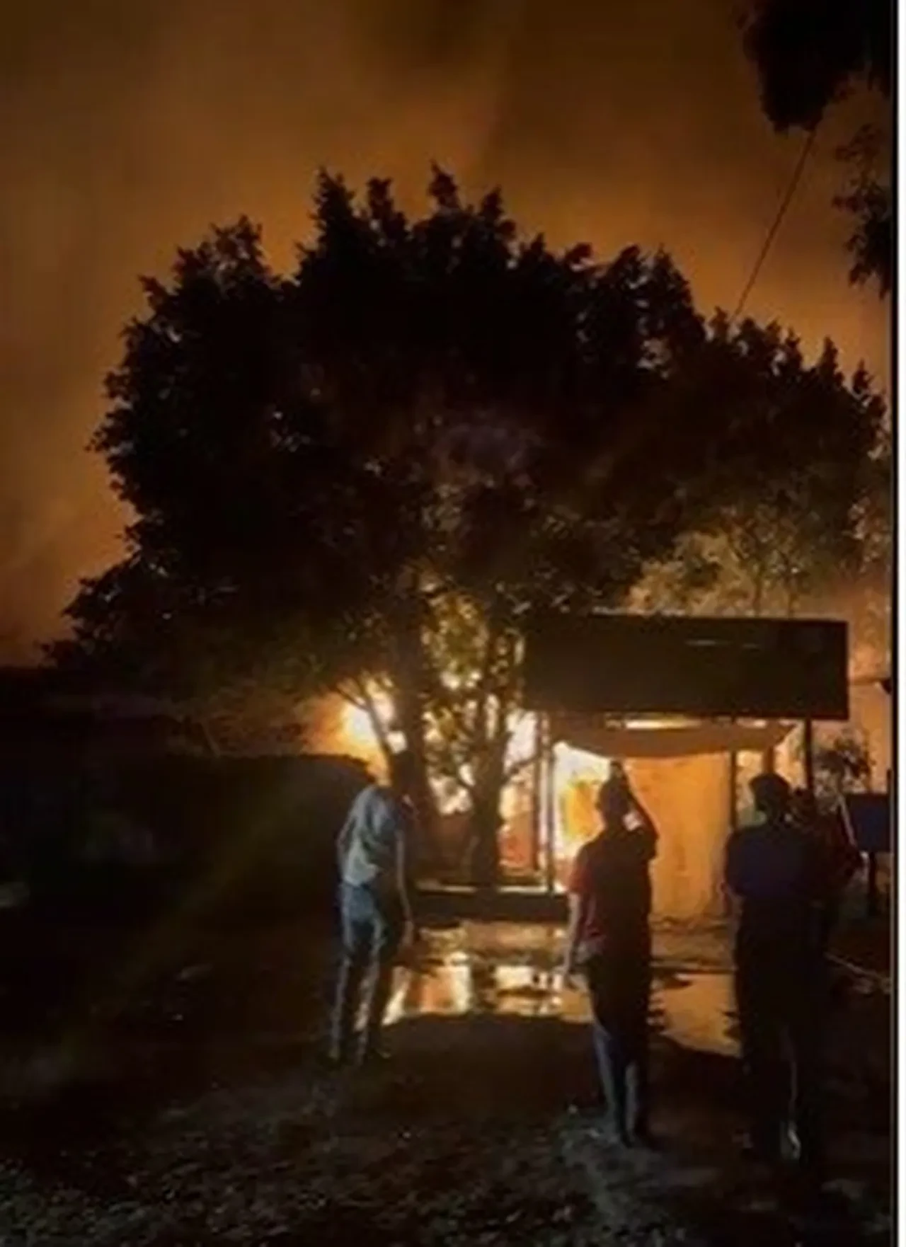 Akyaka'da gece saatlerinde yangın! Restoran alev alev yandı