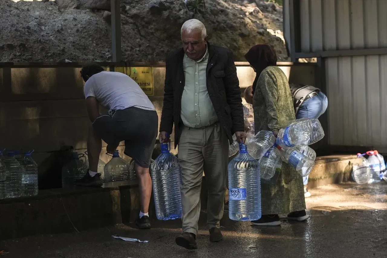 Ankaralının su kesintisi isyanı! Bidonlarla su taşıyorlar: 'Namaz bile kılamıyoruz'