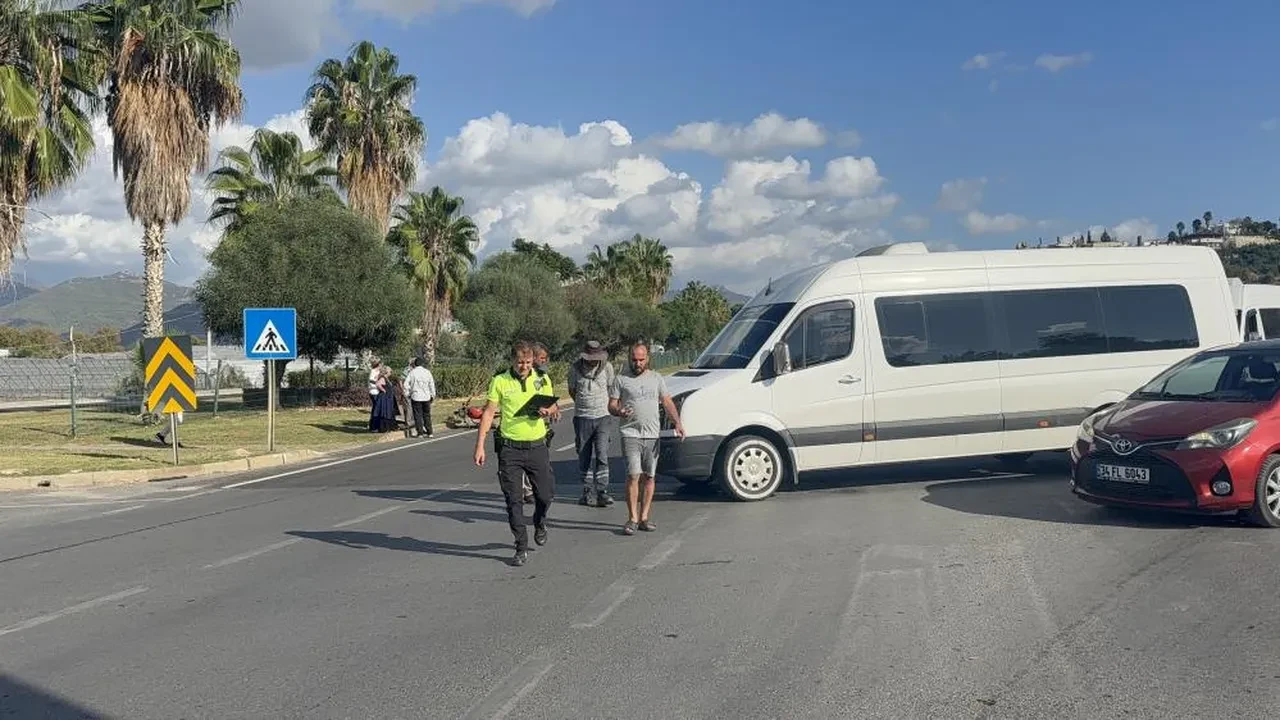 Antalya'da korkunç kaza! Motosiklet okul servisine çarptı sürücü ağır yaralı!