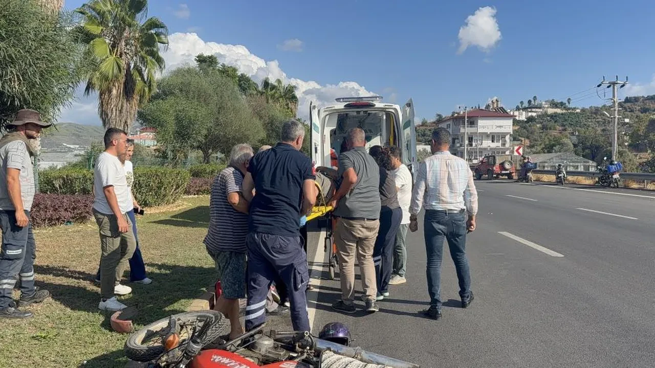 Antalya'da korkunç kaza! Motosiklet okul servisine çarptı sürücü ağır yaralı!