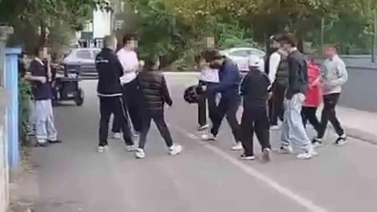 Aralarına aldıkları genci feci şekilde darbettiler! Dehşete düşüren anlar kamerada