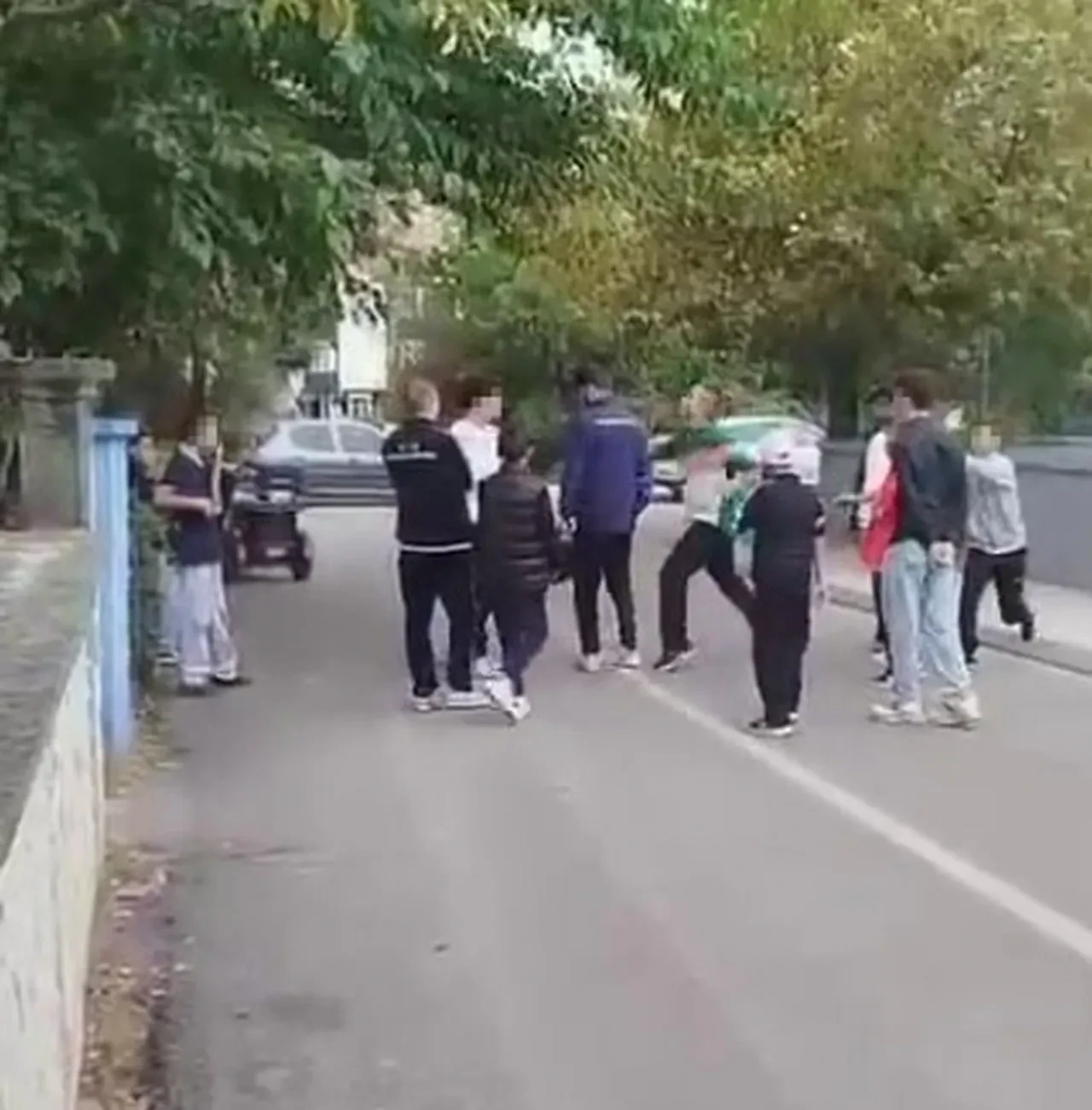 Aralarına aldıkları genci feci şekilde darbettiler! Dehşete düşüren anlar kamerada