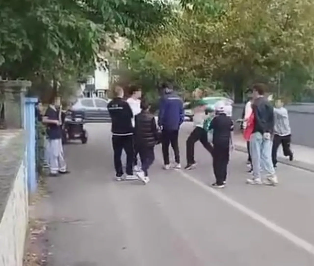 Aralarına aldıkları genci feci şekilde darbettiler! Dehşete düşüren anlar kamerada