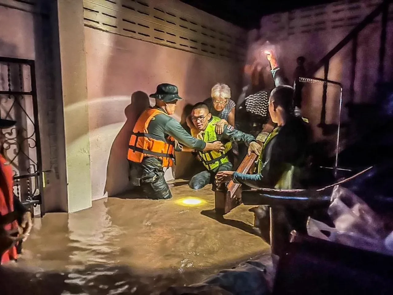 Bualoi Tayfunu nedeniyle bilanço ağırlaşıyor: Ölü sayısı alarma geçirdi!