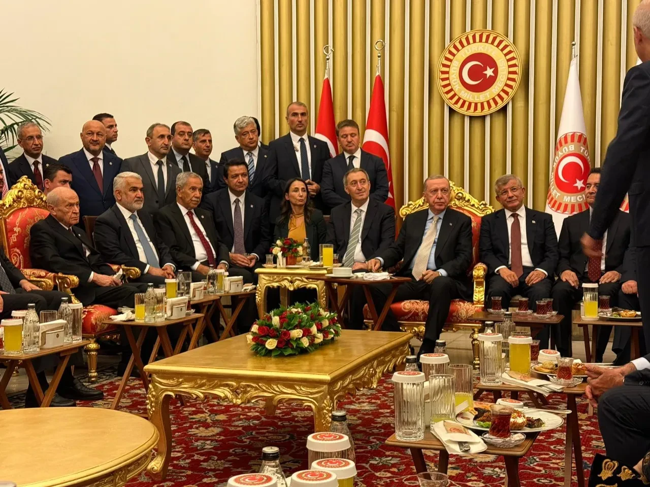 Cem Küçük'ten geceye damga vuran fotoğrafın şifreleri: Ahmet Davutoğlu...