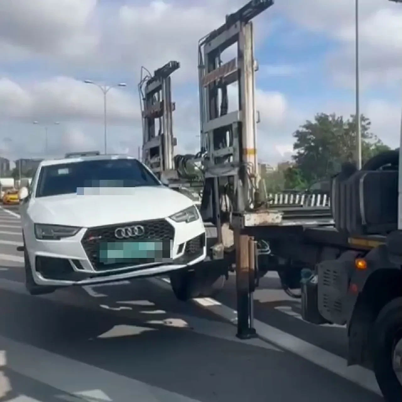 Denetime öyle bir sürücü girdi ki ceza yağdı! Sahte plakalı çakarlı aracıyla emniyet şeridine girdi