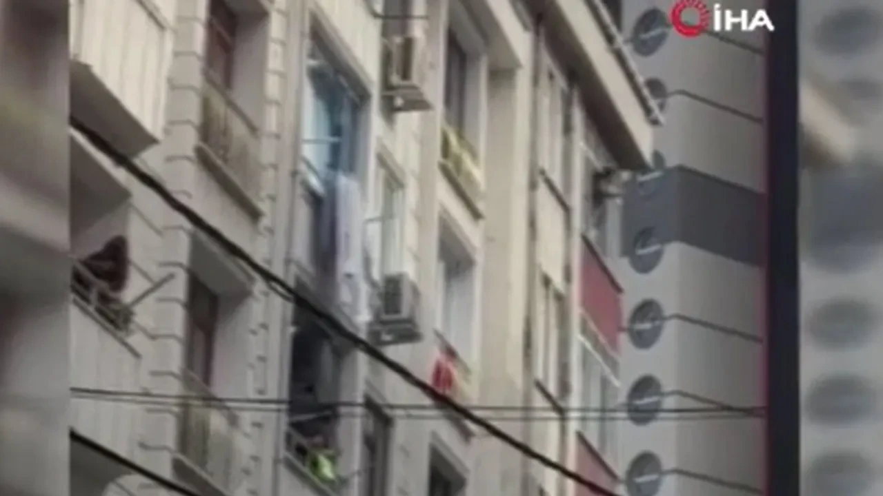 Depremde korkutan anlar: Cama çıkarak mahallede çığlıkları bastı