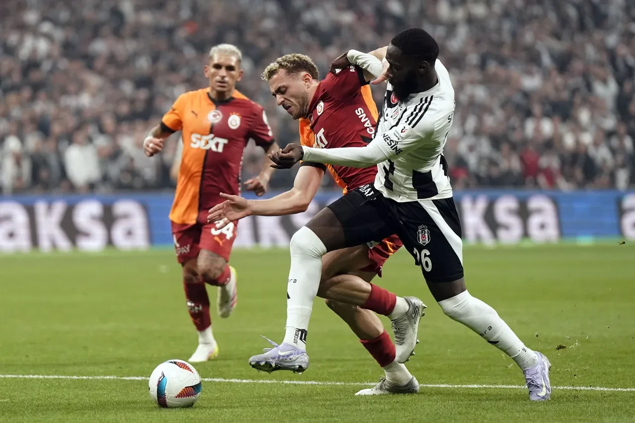 Galatasaray-Beşiktaş derbilerinde tansiyon yüksek! Kırmızı kartlar havada uçuşuyor