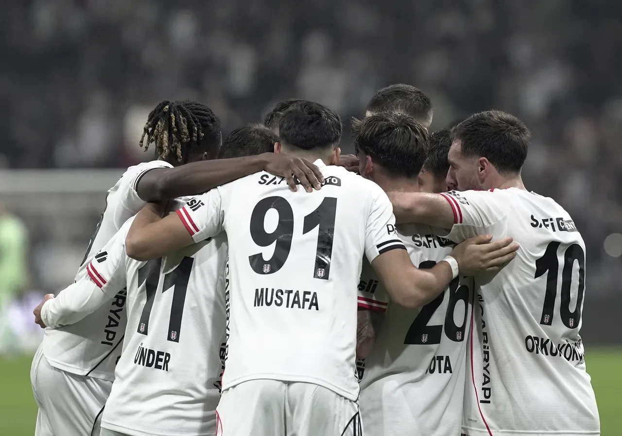 Galatasaray-Beşiktaş derbilerinde tansiyon yüksek! Kırmızı kartlar havada uçuşuyor