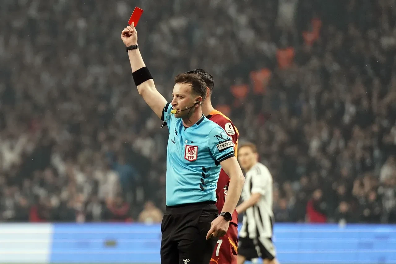 Galatasaray-Beşiktaş derbilerinde tansiyon yüksek! Kırmızı kartlar havada uçuşuyor