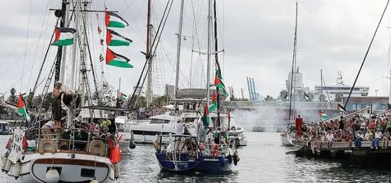 İsrail, Sumud Filosu'na saldırdı! 30 gemi soykırımcılardan kaçtı: Gazze'ye doğru ilerliyorlar