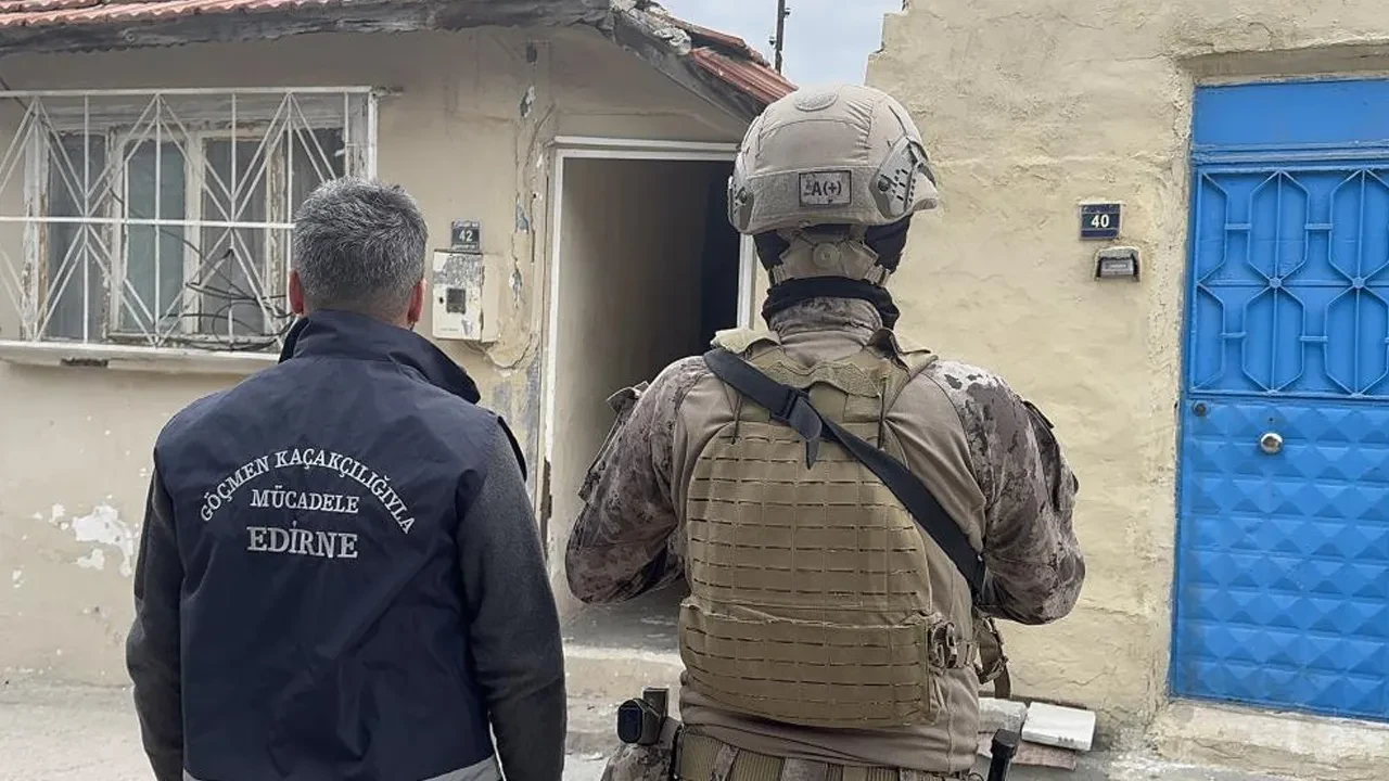 Kaçmaya çalışan FETÖ'cüler göçmenlerle aynı evde yakalandı