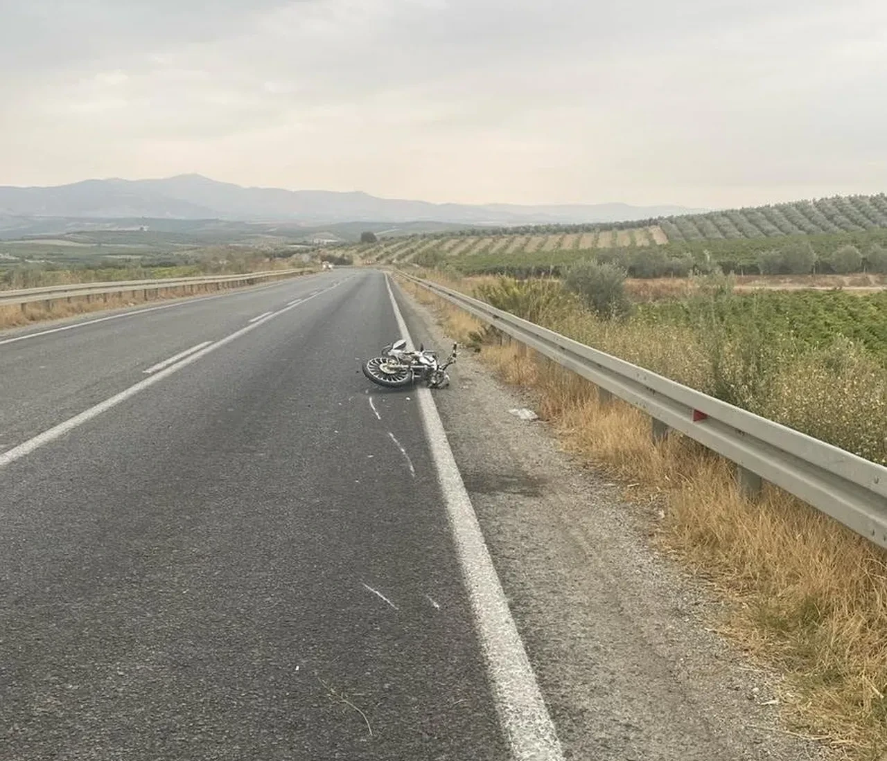 Manisa'da korkunç kaza! Motosiklet tutkunu genç bariyerlere girdi