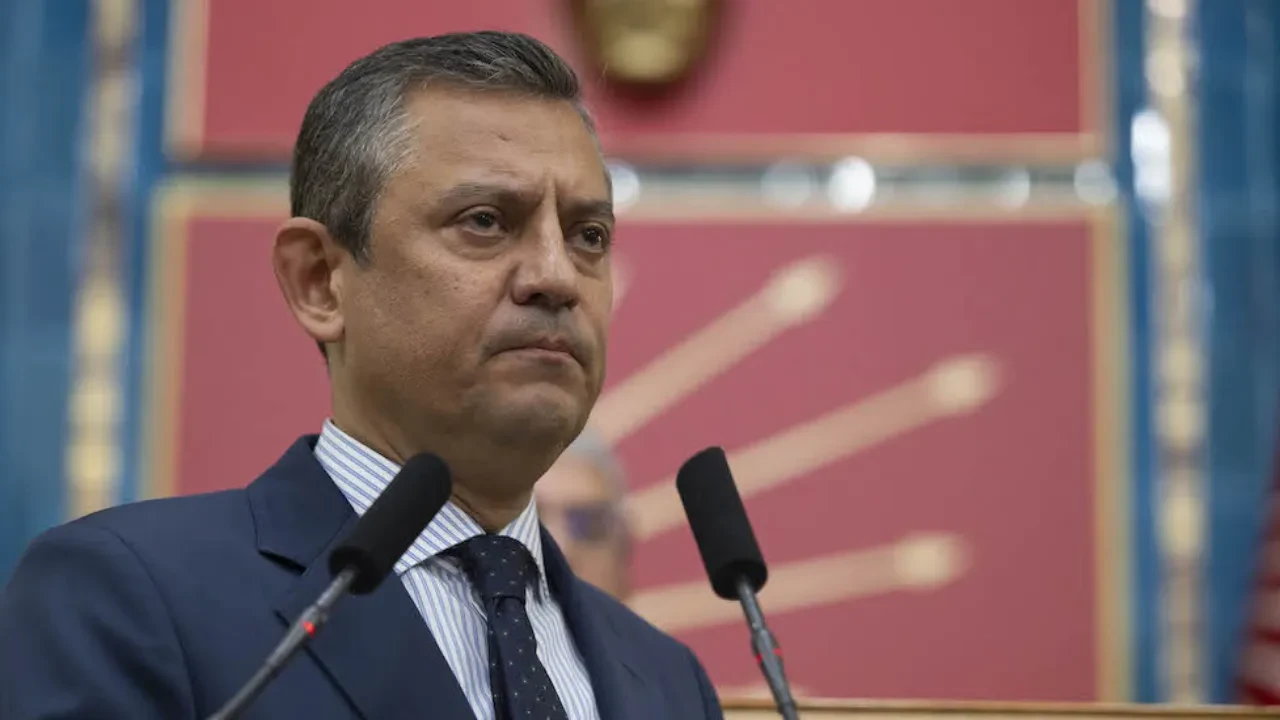 Özgür Özel'e memleketinde şok! CHP'den istifa ettiler