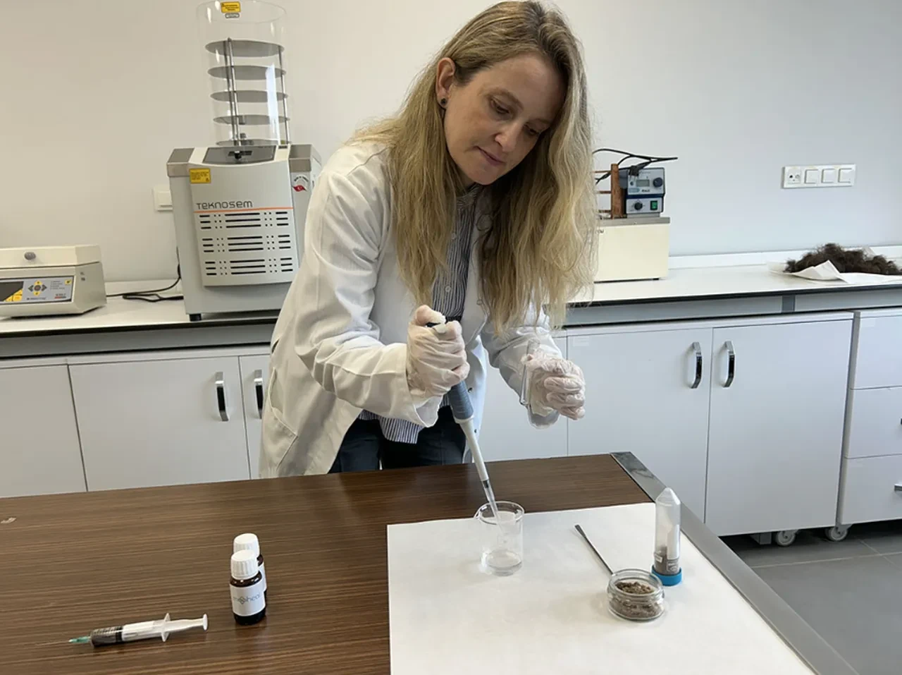 Saç toplamak için kapı kapı kuaför gezdi! Türk kimyagerden tıpta çığır açacak buluş