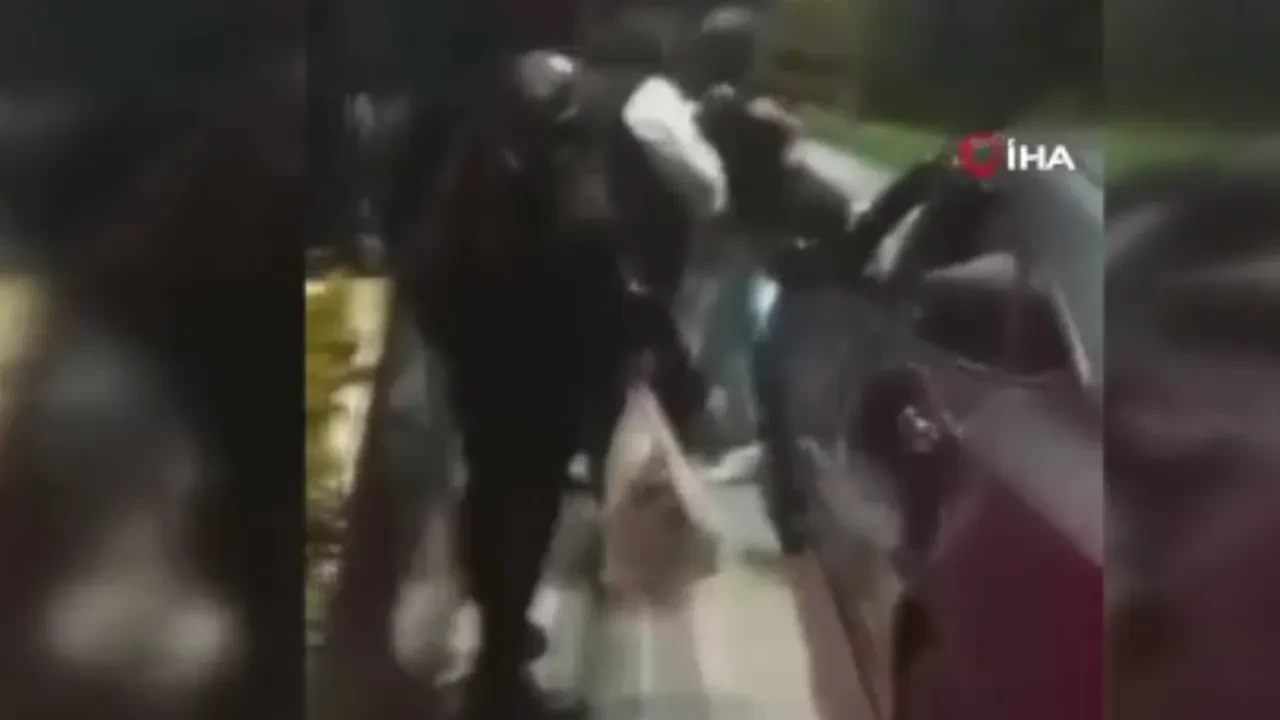 Yol verme tartışması kavgaya dönüşü! O anlar kamerada
