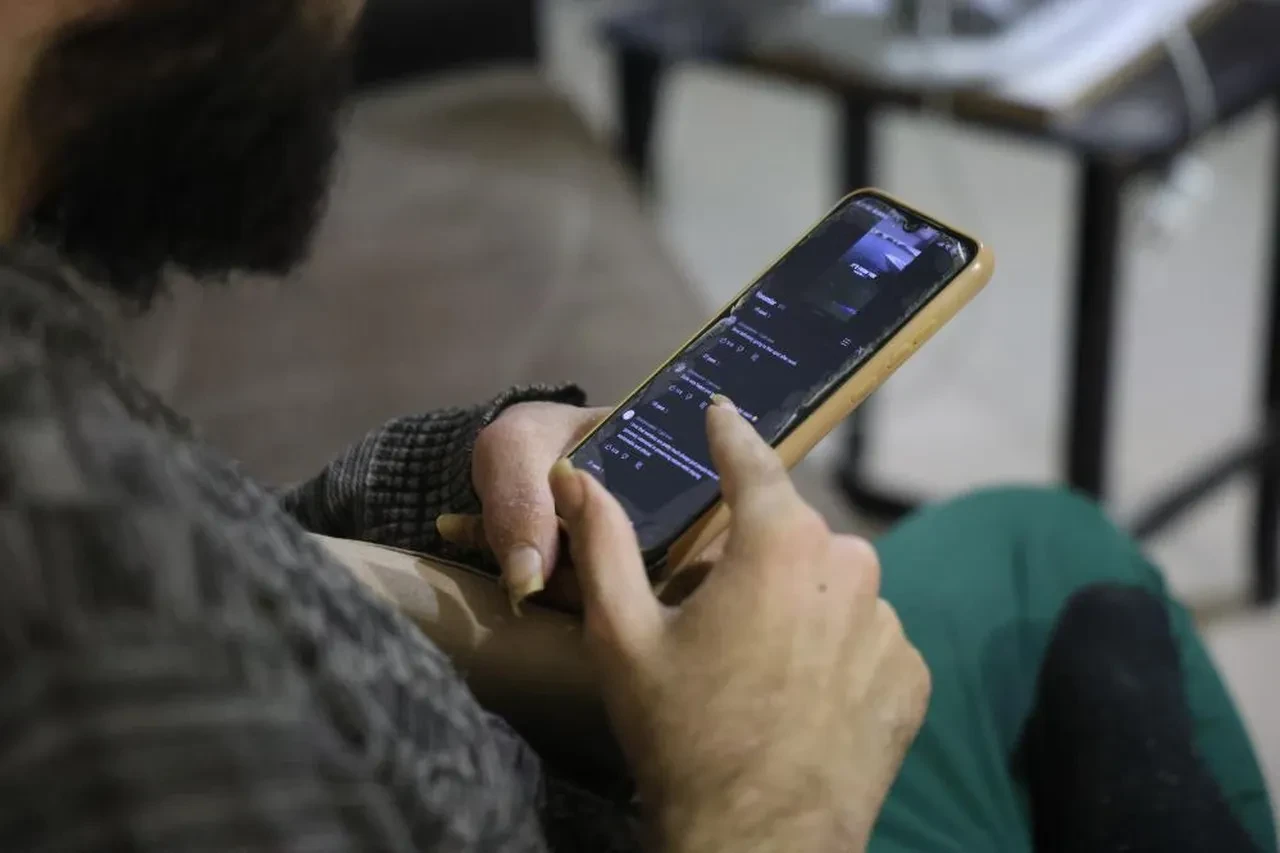 3 yıl sonra banyo yapan Barış anne ve babaları uyardı: 'Küçükken çocuklara telefon vermeyin'