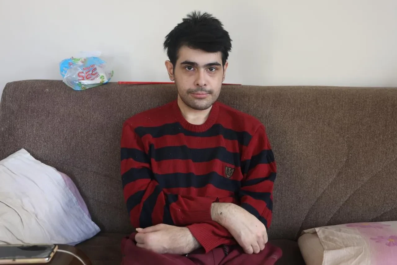 3 yıl sonra banyo yapan Barış anne ve babaları uyardı: 'Küçükken çocuklara telefon vermeyin'