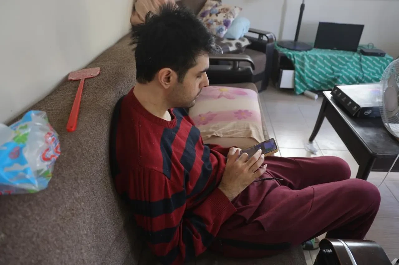 3 yıl sonra banyo yapan Barış anne ve babaları uyardı: 'Küçükken çocuklara telefon vermeyin'