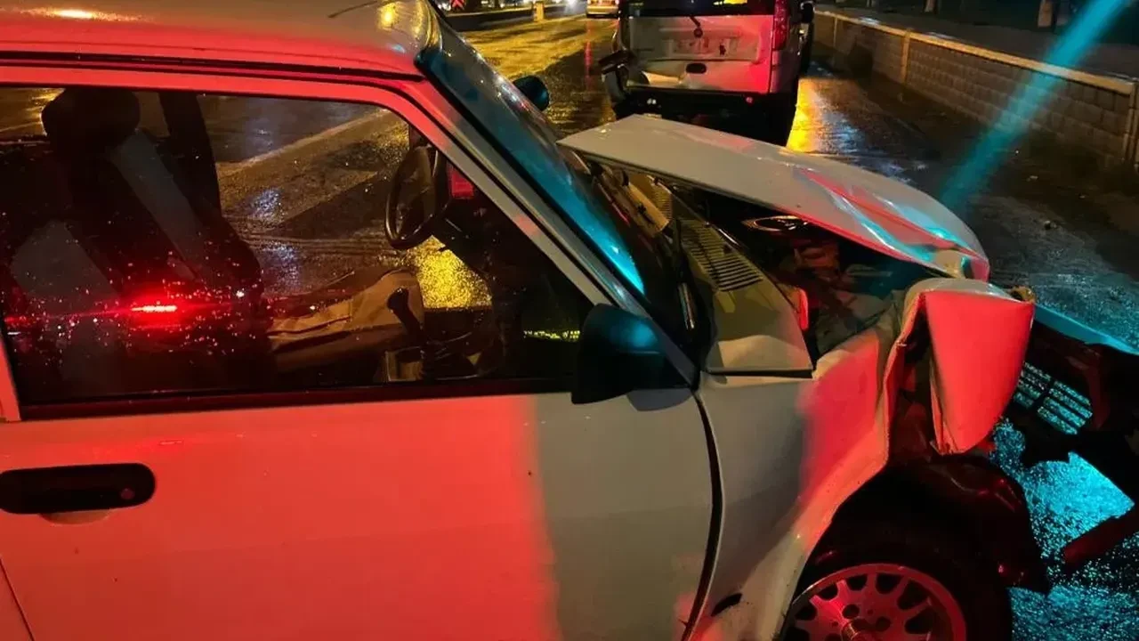 Aydın’da alkollü sürücü kırmızı ışıkta ticari araca çarptı!