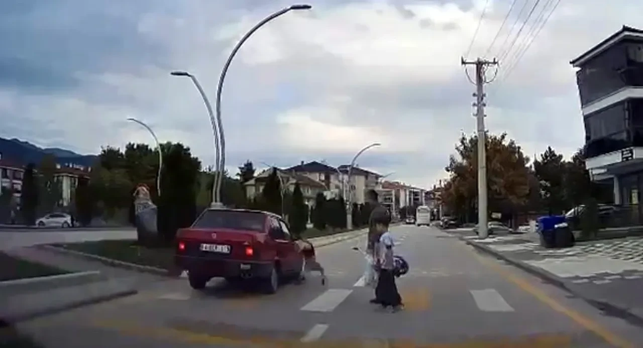 Bolu’da 4 yaşındaki çocuk yaya geçidinde otomobilin altında kaldı!