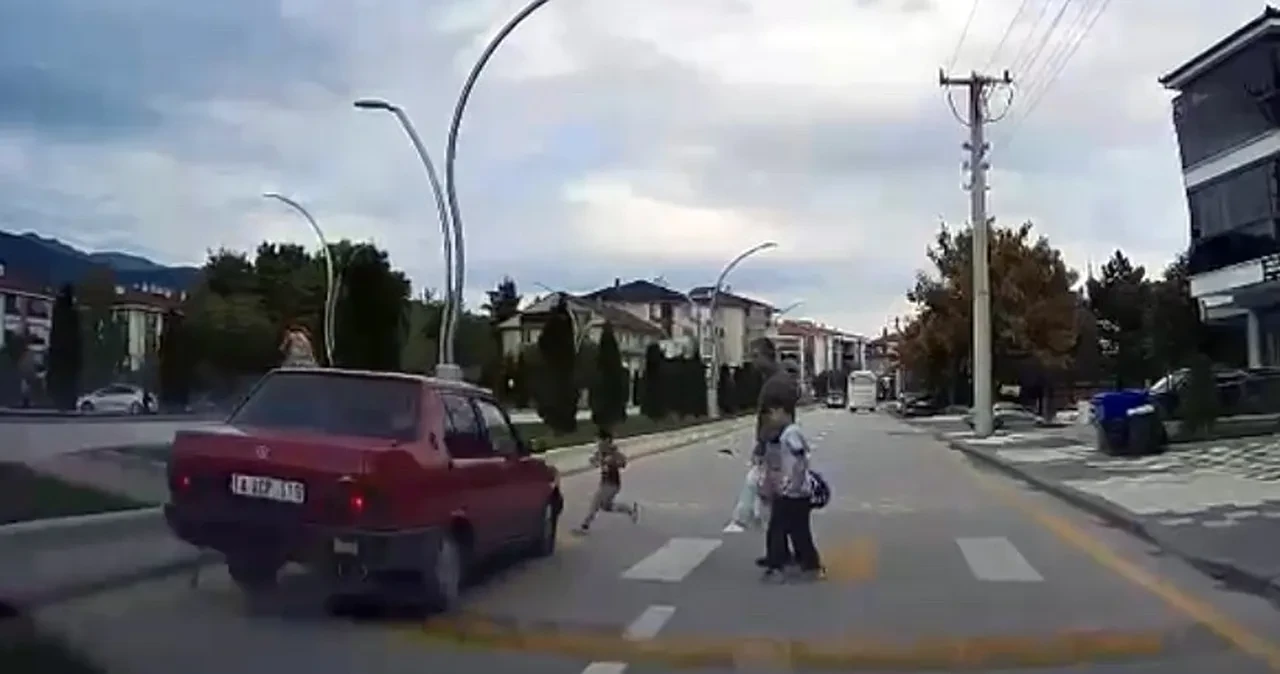 Bolu’da 4 yaşındaki çocuk yaya geçidinde otomobilin altında kaldı!