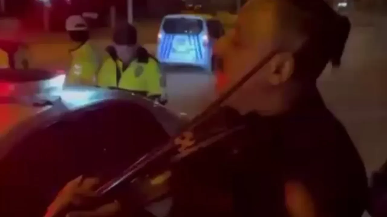 Cezaya fasıl molası! Darbuka ve keman eşliğinde oynadılar