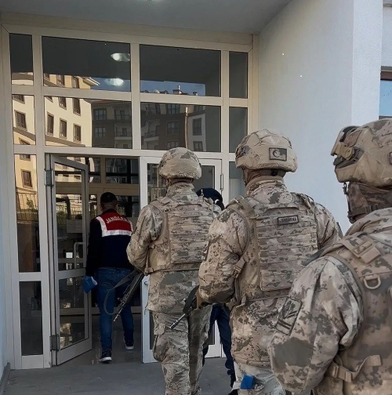 Sosyal medyadan çocuklara 'molotof' eğitimi! 2 kişi tutuklandı