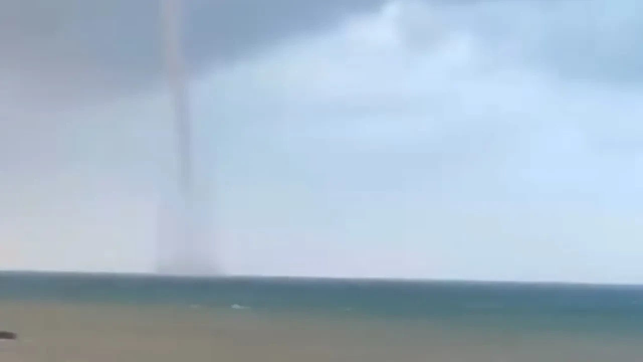Denizde oluşan hortum kameraya yansıdı! 