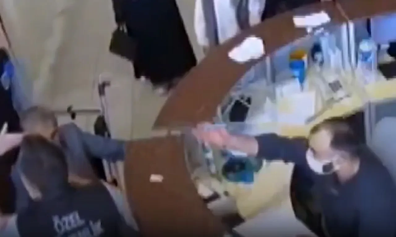 Doktor engelli hastaya kalem fırlatıp hakaret etti: 'Nasıl pislik insanlar ya!'