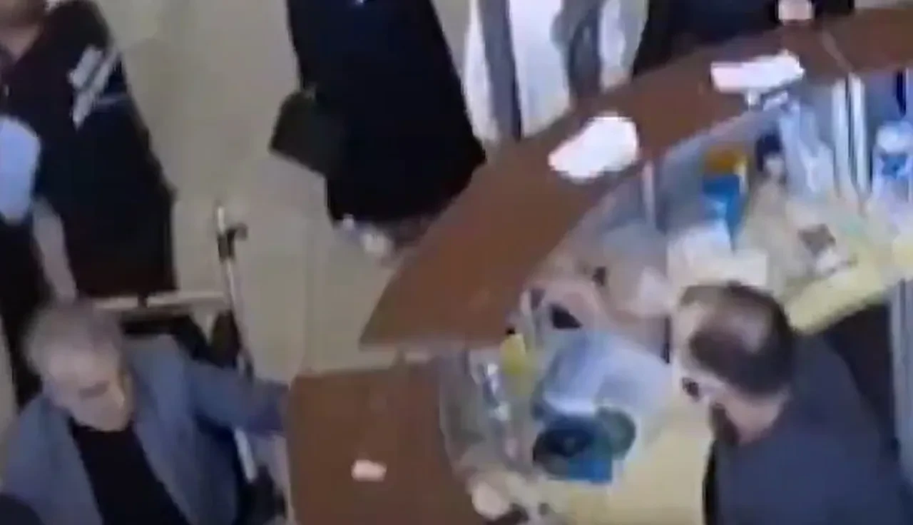 Doktor engelli hastaya kalem fırlatıp hakaret etti: 'Nasıl pislik insanlar ya!'