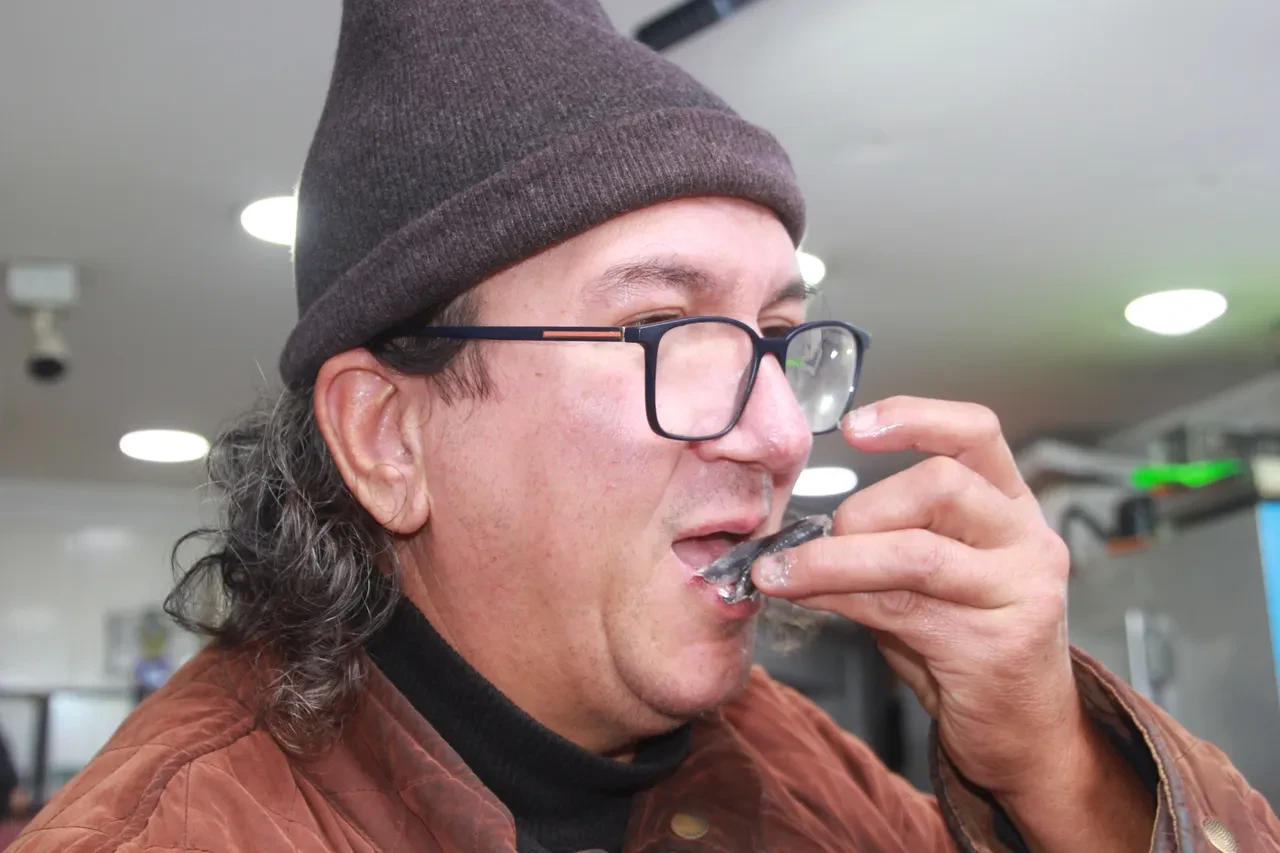 Düşen hamsi fiyatları vatandaşı sevindirdi! "Çiğ çiğ yedim"