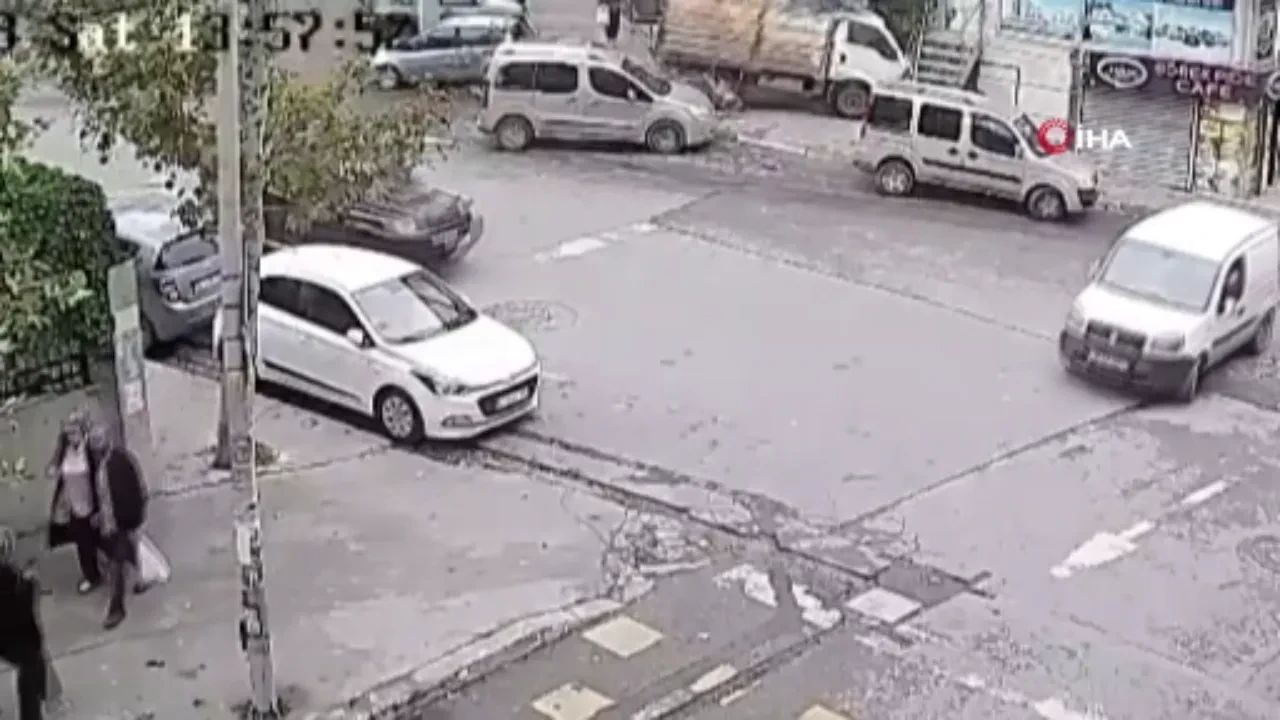 Esenyurt'ta ehliyetsiz çocuk, kaçırdığı babasının kamyonetiyle dükkanın merdivenlerine çarptı