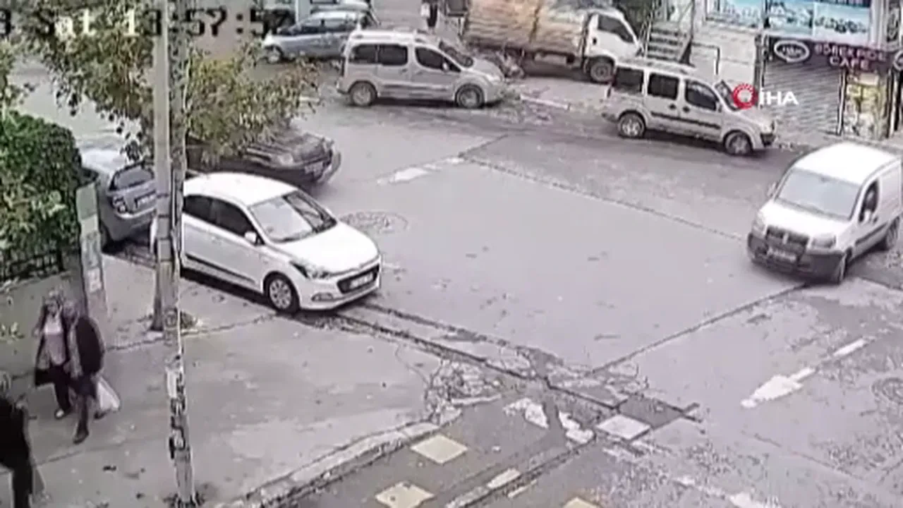 Esenyurt'ta ehliyetsiz çocuk, kaçırdığı babasının kamyonetiyle dükkanın merdivenlerine çarptı